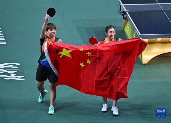 5月27日，陳夢（右）/王藝迪慶祝勝利。當日，在南非德班進行的2023年世界乒乓球錦標賽女子雙打決賽中，中國選手陳夢/王藝迪以3比0戰(zhàn)勝韓國選手田志希/申裕斌，奪得冠軍。新華社記者 陶希夷攝
