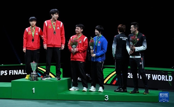 5月26日，冠軍中國組合王楚欽（左二）/孫穎莎（左一）與季軍中國組合林詩棟（左三）/蒯曼（左四）、中國香港組合黃鎮(zhèn)廷（右一）/杜凱琹在頒獎儀式后交流。新華社記者 陶希夷攝