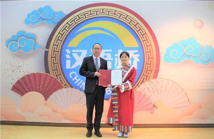 中國銀行首爾分行行長周建軍為大學(xué)生組冠軍頒獎并頒發(fā)就業(yè)證書。首爾孔子學(xué)院供圖