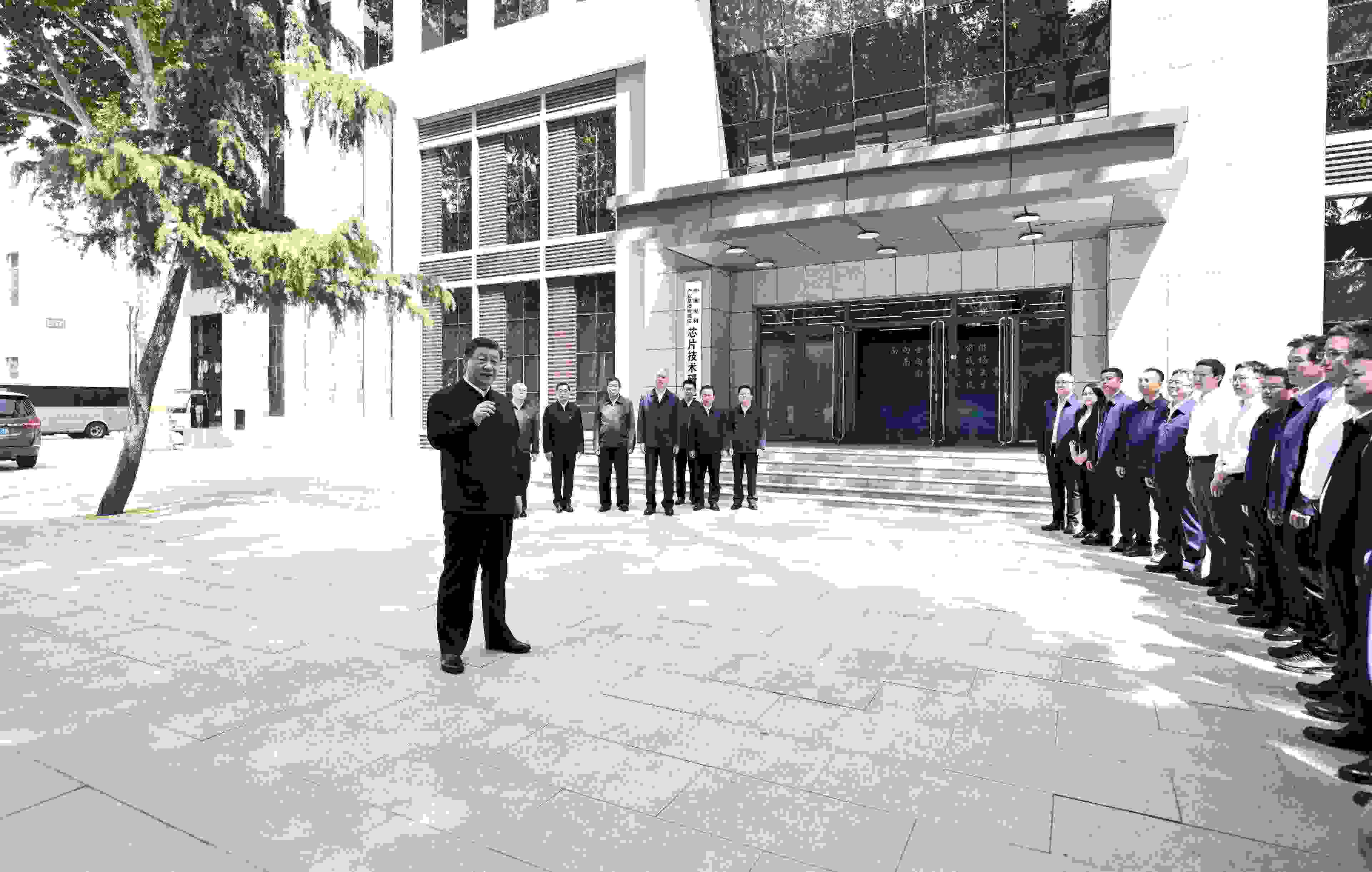 △2023年5月12日，習(xí)近平總書(shū)記在中國(guó)電科產(chǎn)業(yè)基礎(chǔ)研究院同科技工作者交流。