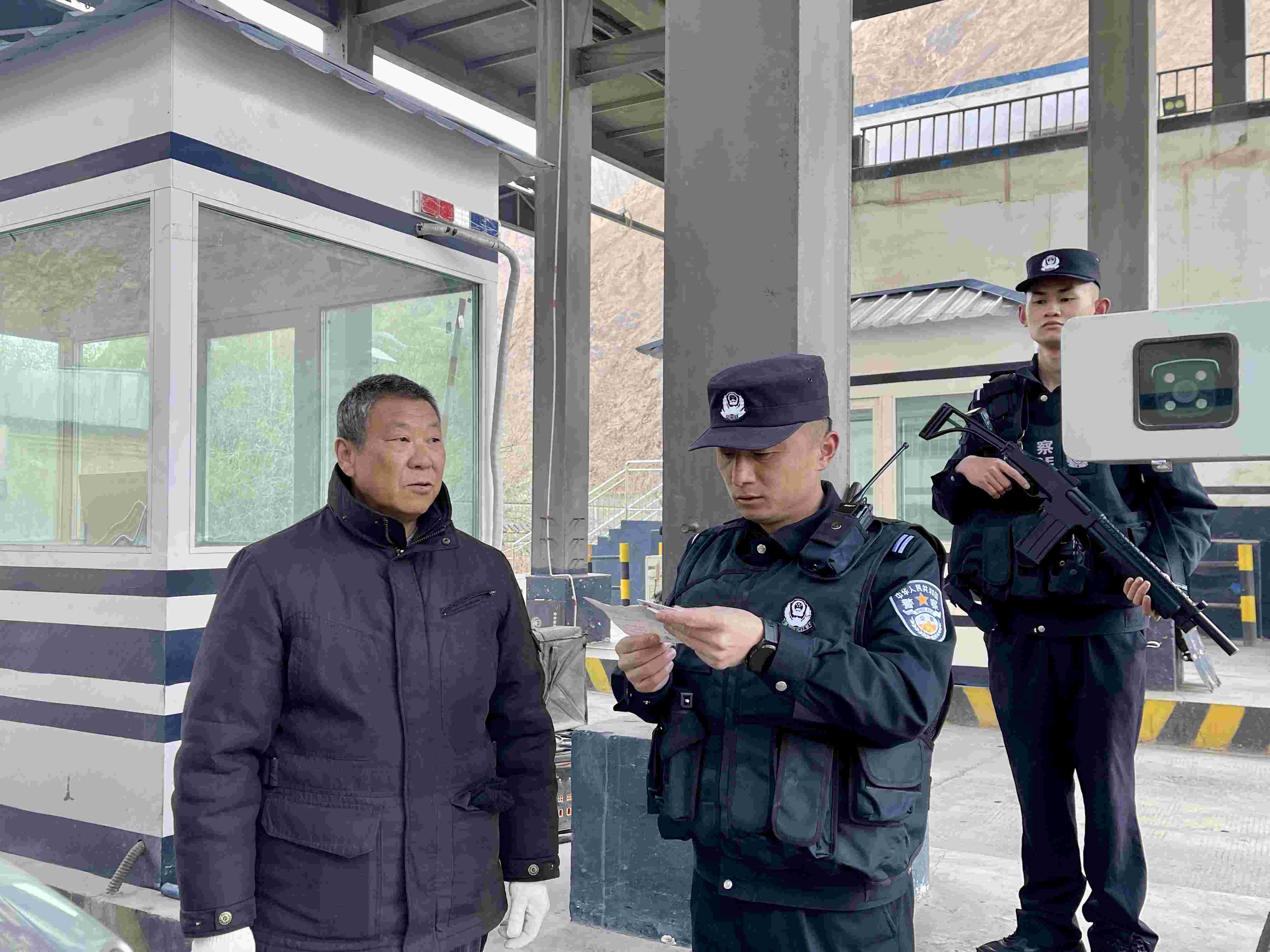 在庫(kù)地邊境檢查站，陳暢核對(duì)進(jìn)出邊境管理區(qū)人員信息。人民網(wǎng) 周靜圓攝