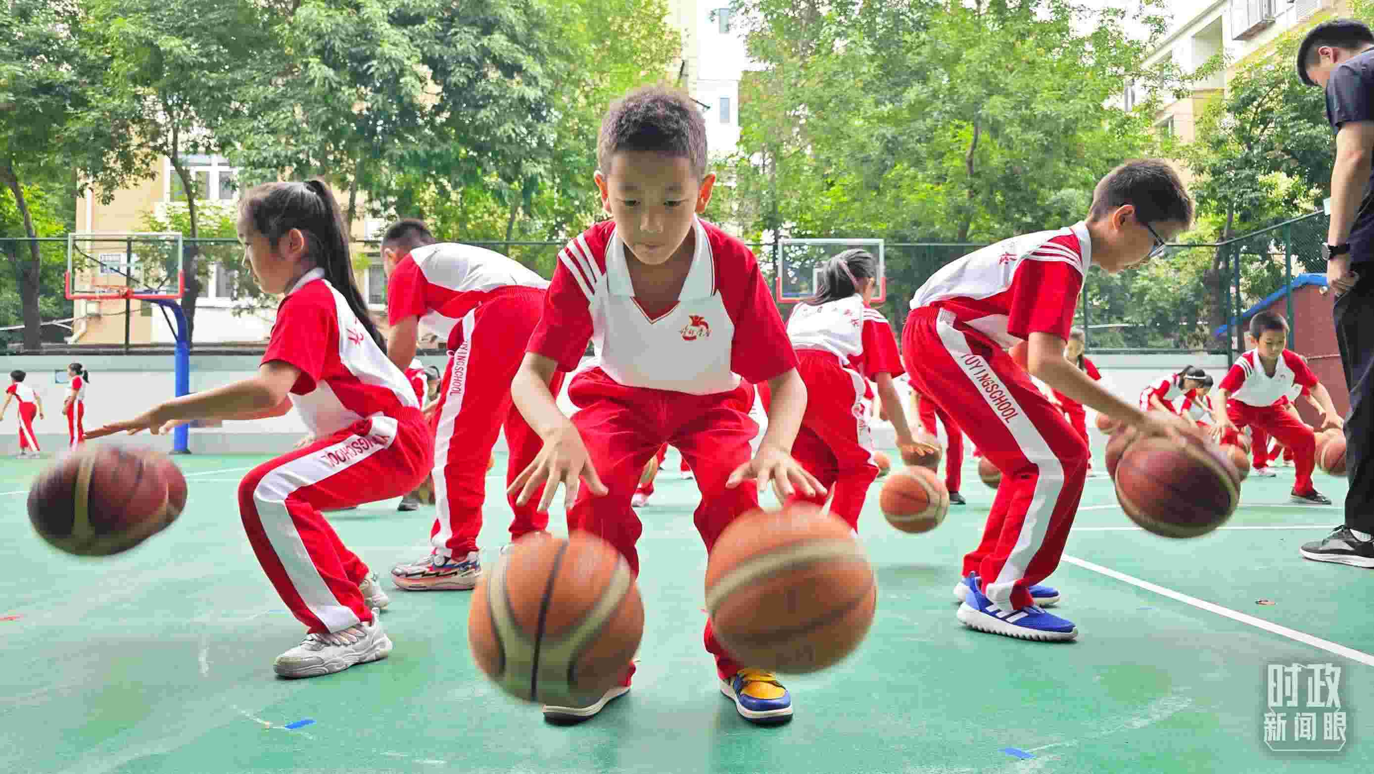 △學(xué)生正在打籃球。（總臺(tái)央視記者彭漢明拍攝）