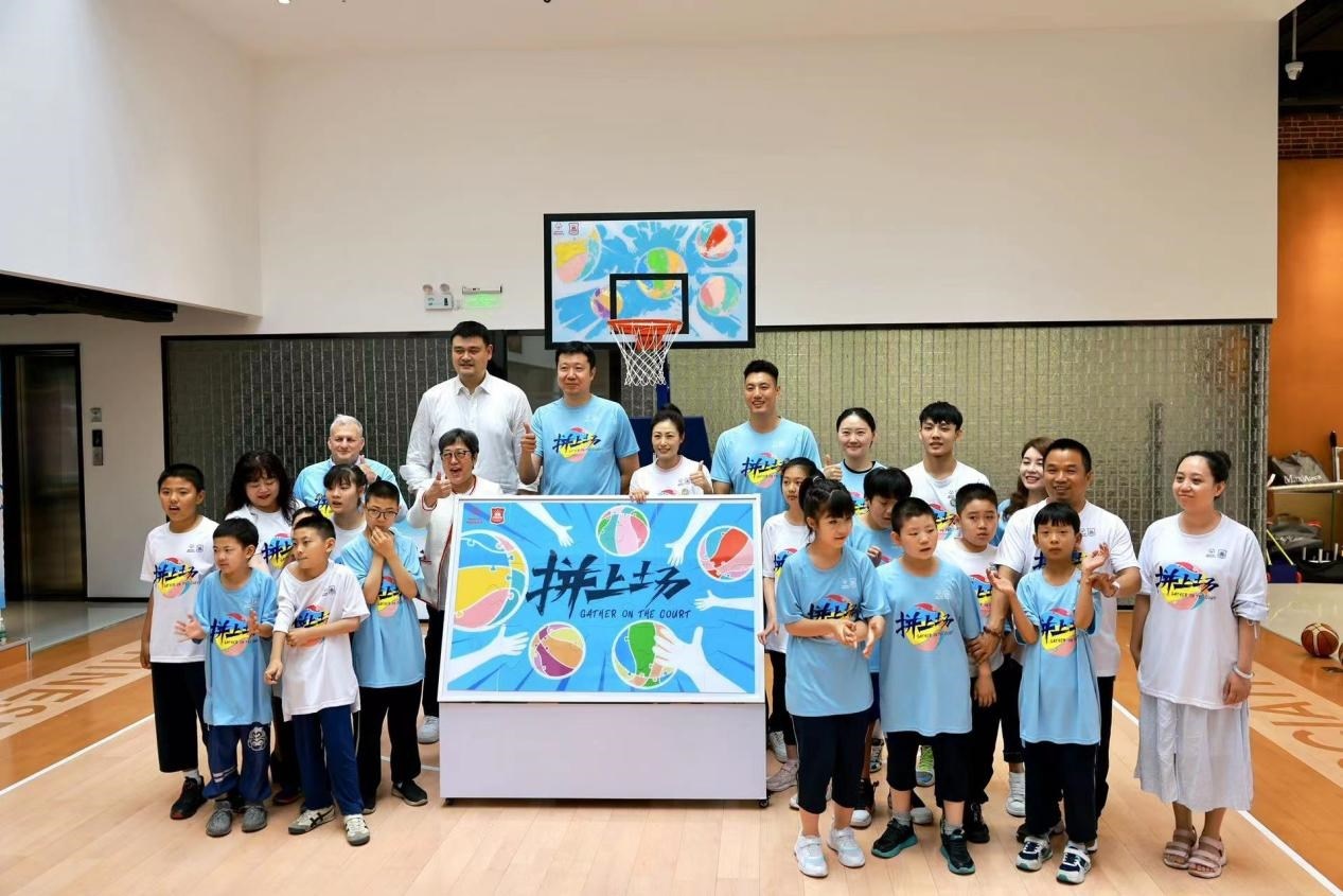 嘉賓與特奧小運(yùn)動(dòng)員在活動(dòng)結(jié)束后合影。人民網(wǎng)記者 郝帥攝