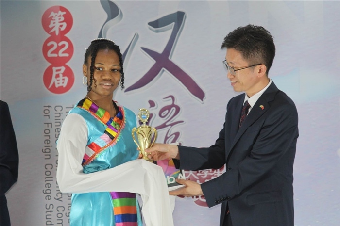 黃瑞參贊為獲獎選手頒發(fā)二等獎。圭亞那大學孔子學院供圖