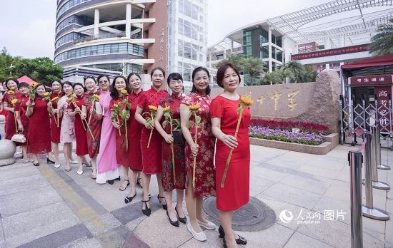 6月7日一早，廈門雙十中學(xué)考生家長(zhǎng)們身穿旗袍，手拿向日葵在考場(chǎng)外為孩子加油打氣，寓意“旗開(kāi)得勝，一舉奪魁”。人民網(wǎng)記者 陳博攝