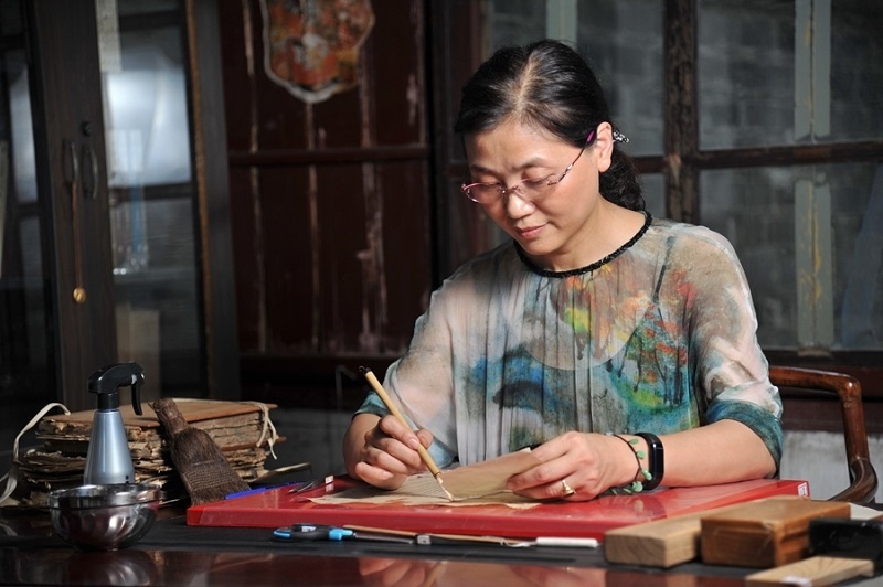 天一閣古籍修復師工作場景。天一閣博物院供圖