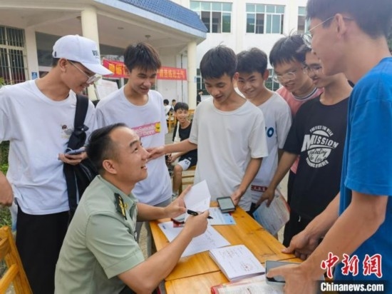 專武干部在講解相關(guān)政策。韋碩 攝