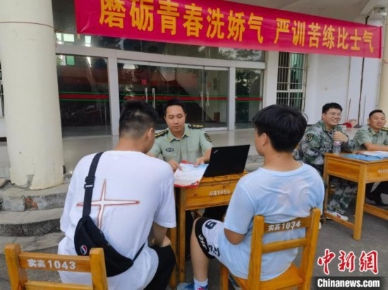 專武干部在講解相關(guān)政策。韋碩 攝