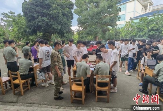 專武干部在發(fā)放兵役登記證。韋碩 攝