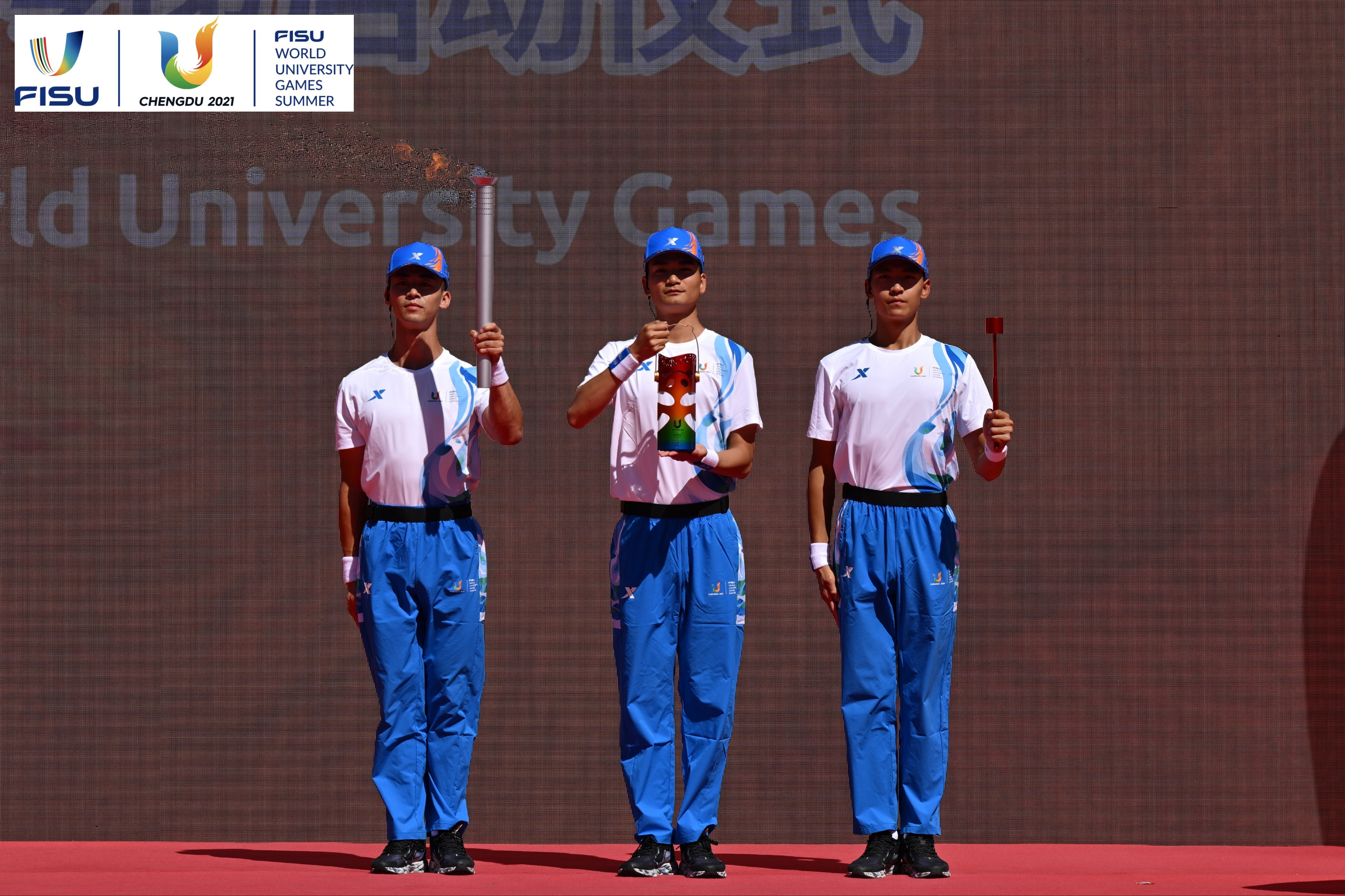 成都大運會火種護衛(wèi)隊點燃大運火炬。 圖片來源：成都大運會執(zhí)委會供圖