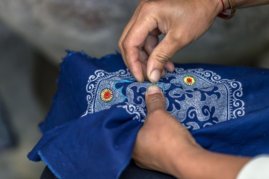 在貴州省黔西市新仁苗族鄉(xiāng)化屋村，村民在制作苗繡。新華社記者 范暉 攝