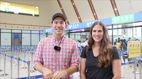 6月13日，來自美國的德拉古（Dragoo）夫婦將首次乘坐中老鐵路國際旅客列車從中國出境。李揚 攝