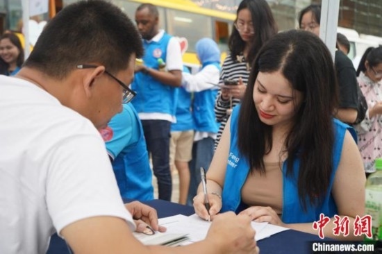 6月13日，在第20個世界獻(xiàn)血者日前夕，20名在贛留學(xué)生組團(tuán)前往血站獻(xiàn)血。吳迪 攝