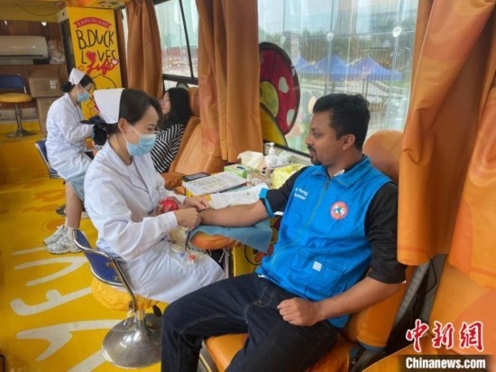 6月13日，在第20個世界獻(xiàn)血者日前夕，20名在贛留學(xué)生組團(tuán)前往血站獻(xiàn)血。吳迪 攝