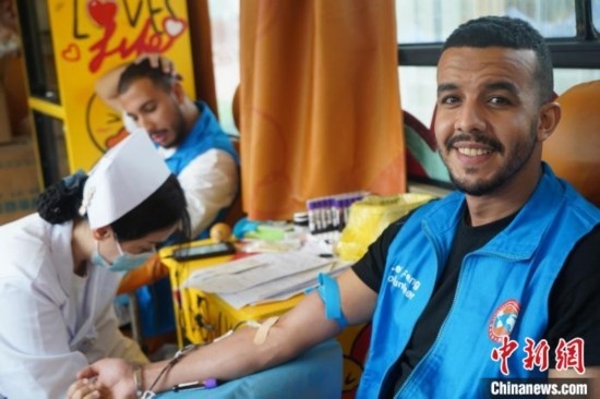 6月13日，在第20個世界獻(xiàn)血者日前夕，20名在贛留學(xué)生組團(tuán)前往血站獻(xiàn)血。吳迪 攝