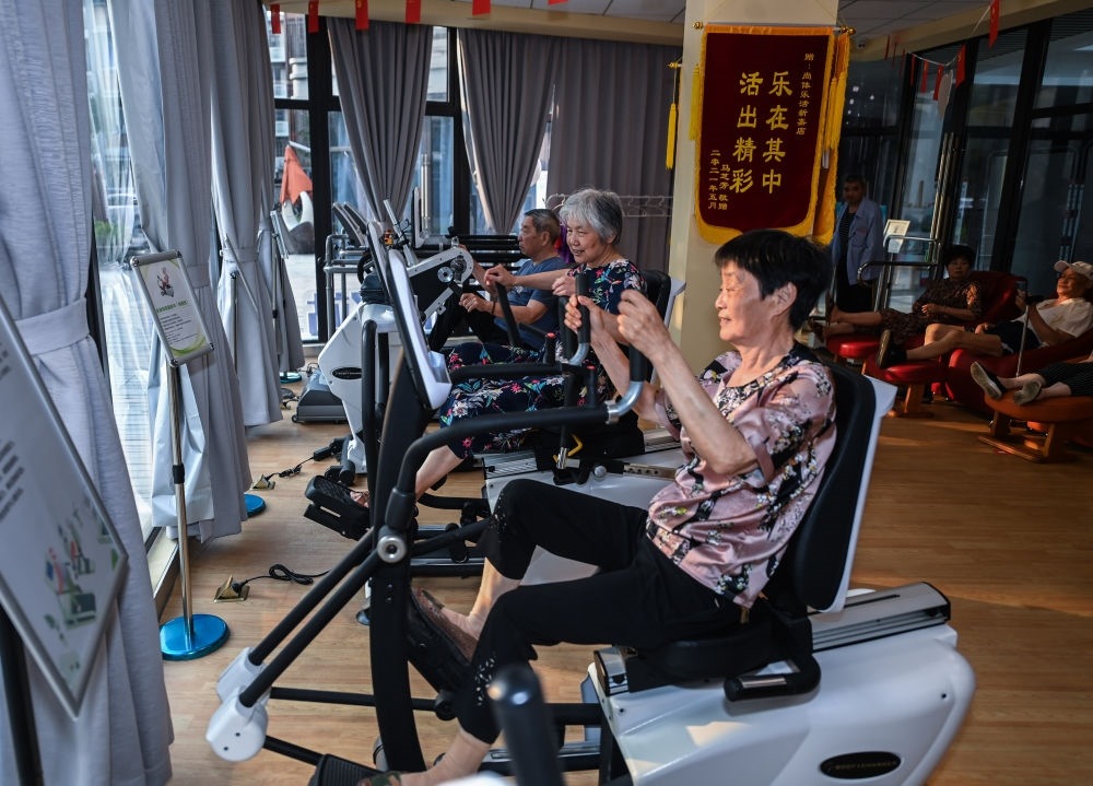 在浙江嘉興市南湖區(qū)新嘉街道電子社區(qū)鄰里中心的長者運動健康之家內(nèi)，老人們在進行器械鍛煉（2023年6月14日攝）。新華社記者 徐昱 攝