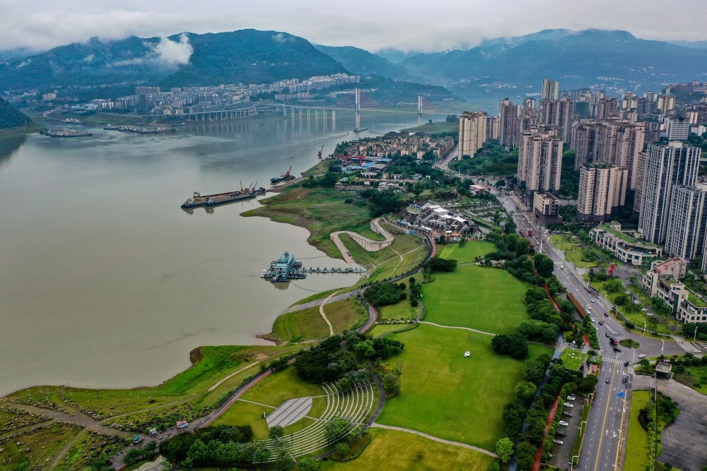 這是2023年6月7日拍攝的位于重慶市云陽縣的云陽城區(qū)環(huán)湖綠道（無人機照片）。當?shù)貙⑸鷳B(tài)治理與生態(tài)修復結(jié)合起來，兼顧城市旅游和運動休閑等功能需要，打造環(huán)縣城兩江四岸33公里綠道。新華社記者 唐奕 攝