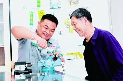 上流佳苑社區(qū)便民服務(wù)中心維修師傅李磊為社區(qū)居民提供服務(wù)。資料圖片