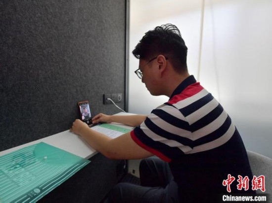 學生通過“云面試空間”進行求職面試。劉棟 攝