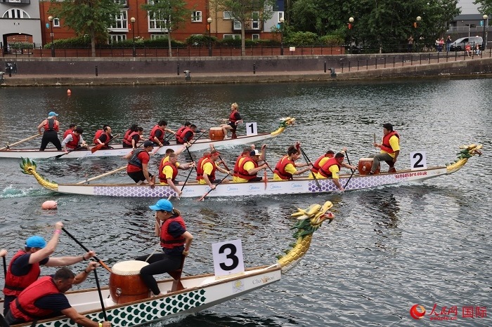 2023全英中華端午龍舟會(huì)比賽現(xiàn)場，幾支隊(duì)伍你追我趕。人民網(wǎng)記者 邢雪攝
