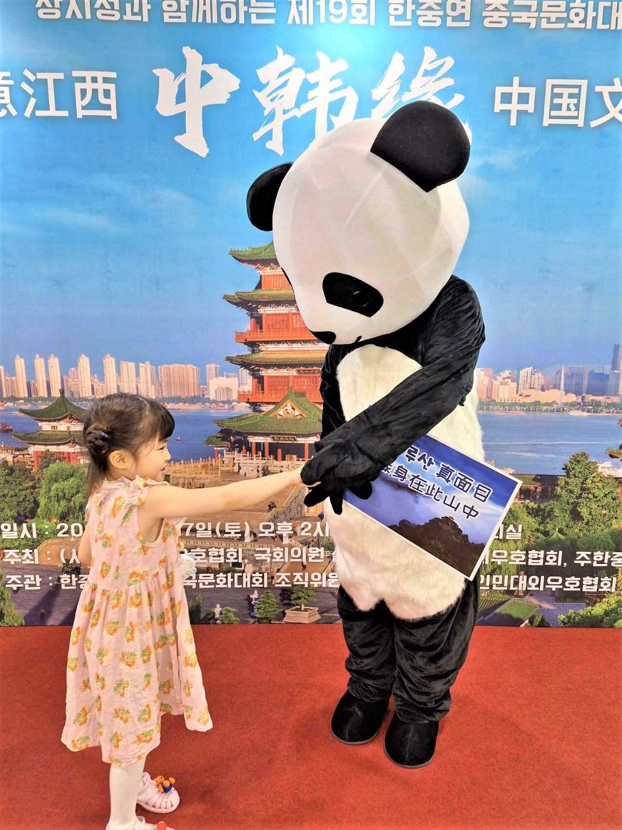 “詩(shī)意江西”——第十九屆“中韓緣”中國(guó)文化大賽決賽暨頒獎(jiǎng)典禮17日在韓國(guó)國(guó)會(huì)議員會(huì)館舉行。韓中文化友好協(xié)會(huì)供圖