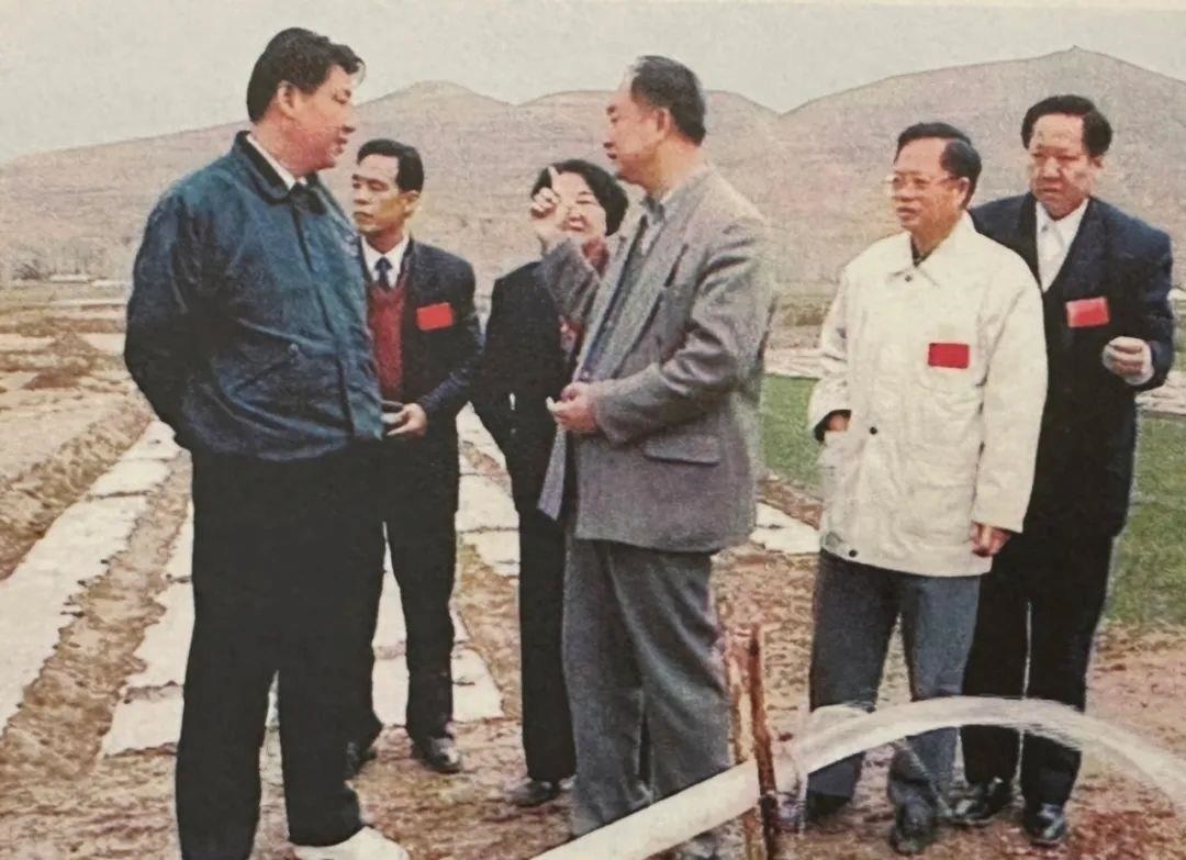 △1997年4月20日，習近平在寧夏固原市隆德縣調(diào)研。