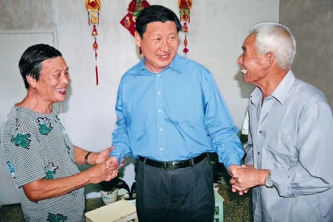 △2006年9月21日，習近平在浙江省舟山市普陀區(qū)東極鎮(zhèn)看望當?shù)貪O民。