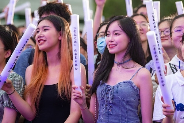 場(chǎng)下觀眾十分熱情。人民網(wǎng)記者 翁奇羽攝