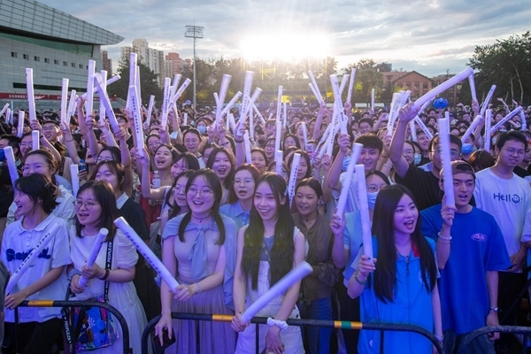 場(chǎng)下觀眾十分熱情。人民網(wǎng)記者 翁奇羽攝