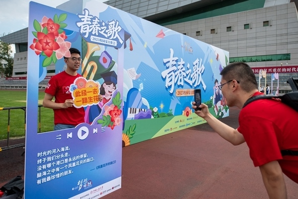 學(xué)生在市集打卡拍照。人民網(wǎng)記者 翁奇羽攝