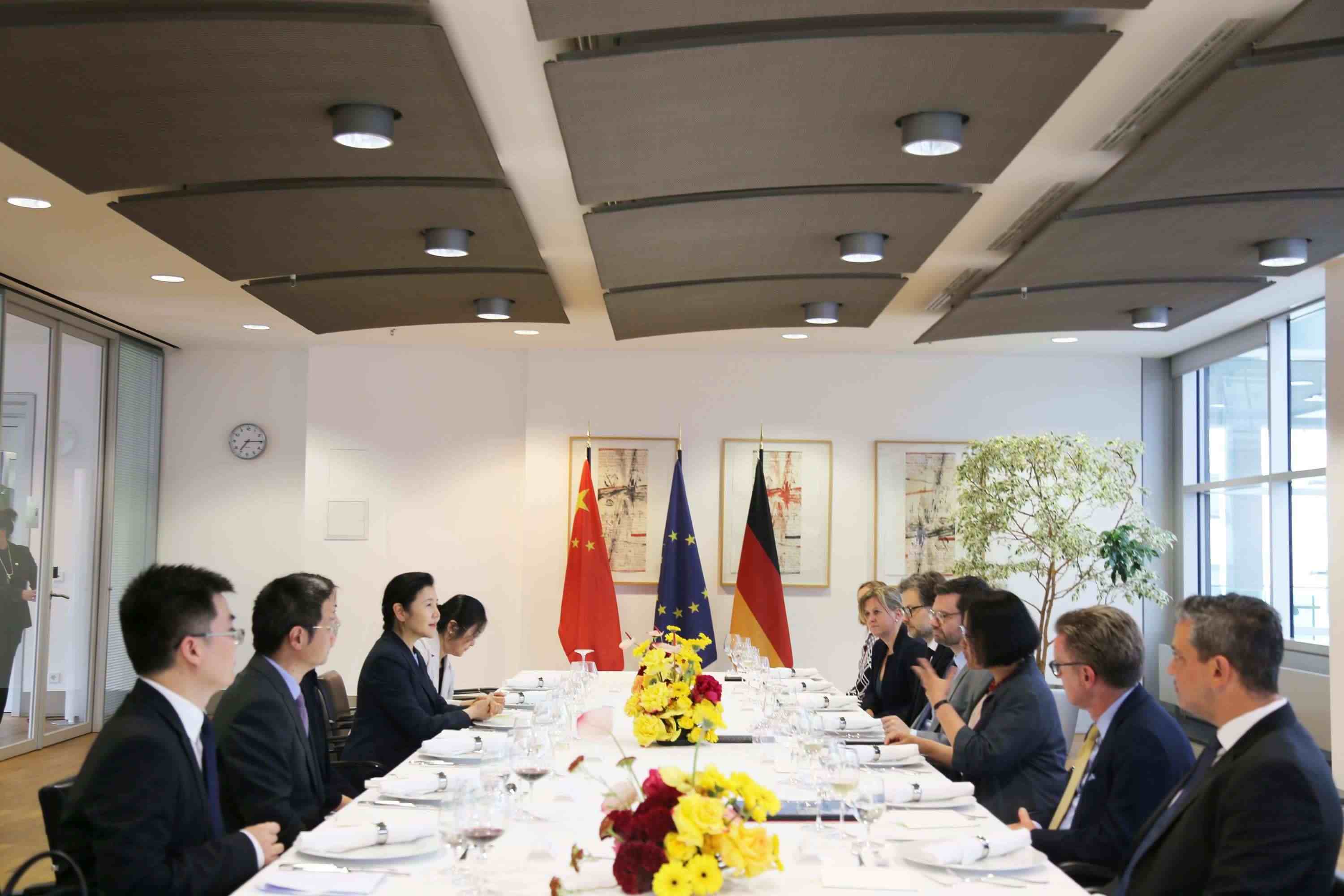 司法部長(zhǎng)賀榮與德國聯(lián)邦司法部長(zhǎng)布施曼舉行會(huì)談。