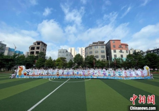 圖為學(xué)生們展示剛完成的長卷。 興業(yè)縣融媒體中心供圖