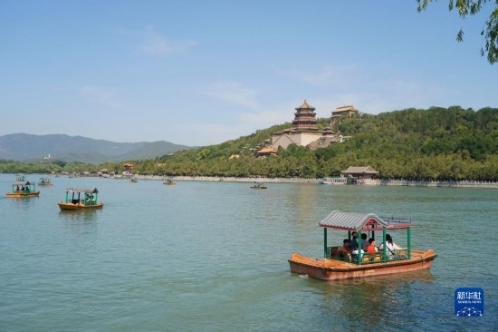 6月22日，游人在北京頤和園乘坐游船。新華社記者 任超 攝
