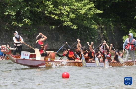 6月23日，在江蘇省宜興市舉行的龍舟競(jìng)渡賽中，參賽選手們奮力拼搏。