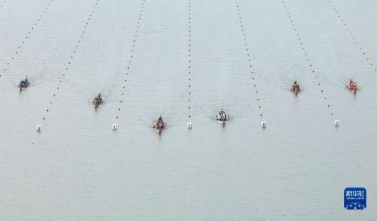 6月23日，在江蘇省泰州市水上運(yùn)動(dòng)訓(xùn)練基地，人們參加龍舟比賽（無人機(jī)照片）。