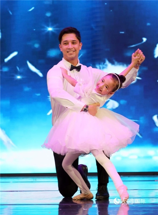 父女共舞“愛(ài)的華爾茲”。人民網(wǎng)記者 管克江攝