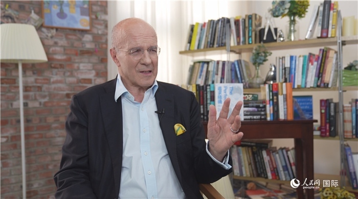 西蒙·溫切斯特接受人民網(wǎng)采訪。人民網(wǎng)記者 劉寧攝