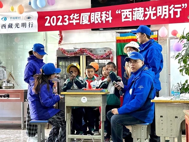 華廈眼科醫(yī)務(wù)人員對當(dāng)?shù)厣倌陜和M(jìn)行近視、弱視、斜視篩查。人民網(wǎng)記者 李棟攝