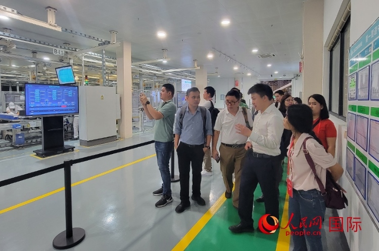 廣汽埃安工作人員向外媒記者進(jìn)行介紹。人民網(wǎng) 寧玉瑛攝