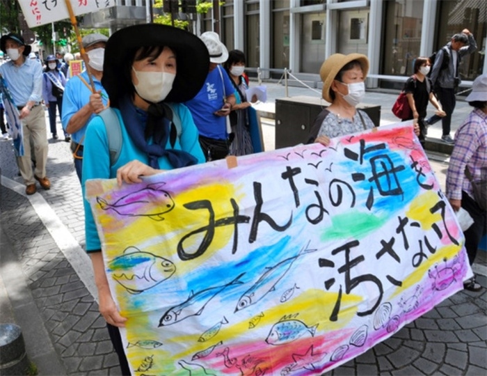 2023年6月20日，日本民眾在福島縣政府周圍舉行抗議活動，強烈反對核污水排海計劃，呼吁保護漁業(yè)資源。圖片來源：《朝日新聞》