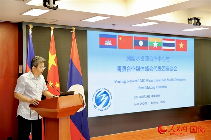 由瀾湄六國(guó)有關(guān)部門(mén)及主流媒體等組成的采訪團(tuán)與中方代表在瀾湄水資源合作中心舉行座談會(huì)。水利部國(guó)際合作與科技司副司長(zhǎng)、一級(jí)巡視員、瀾湄水資源合作聯(lián)合工作組中方組長(zhǎng)李戈發(fā)表講話。（人民網(wǎng) 李世奇攝）