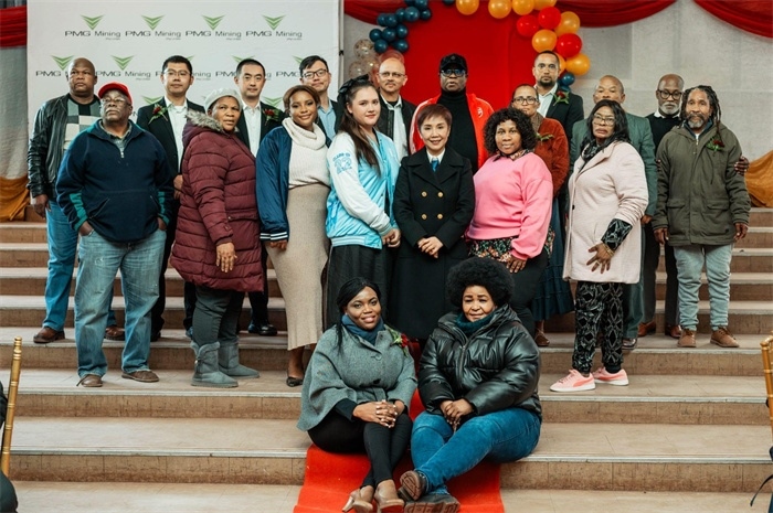 PMG礦業(yè)公司股東和管理團隊和演講嘉賓合影。（圖片來源：廣西大錳南非PMG礦業(yè)有限公司）