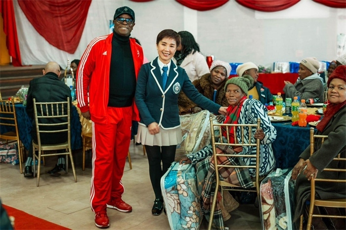 Micheal Mohala中將、黃琳與社區(qū)老人合影。（圖片來源：廣西大錳南非PMG礦業(yè)有限公司）