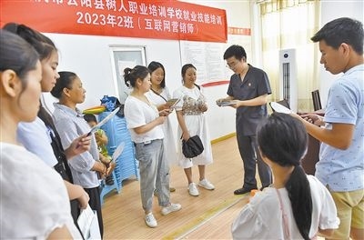  圖③：法院干警現(xiàn)場指導鄉(xiāng)村“代理家長”如何正確管護留守兒童。