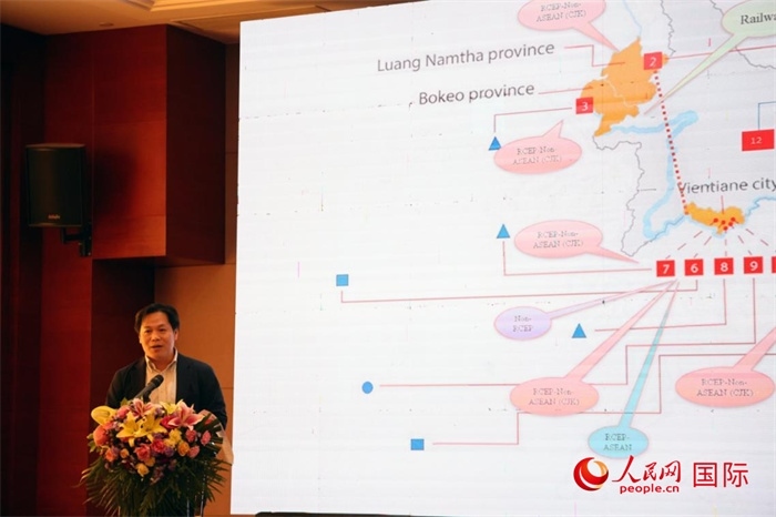 老撾計(jì)劃與投資部發(fā)展研究院院長(zhǎng)史提羅斯·拉斯福尼在活動(dòng)現(xiàn)場(chǎng)發(fā)言。人民網(wǎng)記者楊一攝