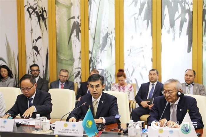 哈薩克斯坦常駐上合組織秘書處代表努爾蘭·阿科什卡羅夫介紹哈薩克斯坦接任輪值主席國后的優(yōu)先工作。人民網(wǎng) 俄布拉依攝