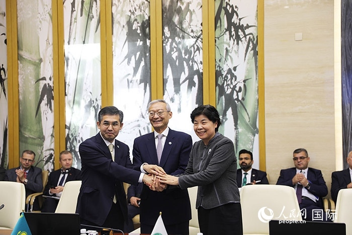 上合組織秘書處、哈駐華使館、上合組織睦鄰友好合作委員會簽署《聯(lián)合行動計劃》。人民網(wǎng) 俄布拉依攝