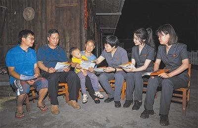 “法治屋場會”上，法院黨員志愿服務隊在給種植戶普及法律知識。