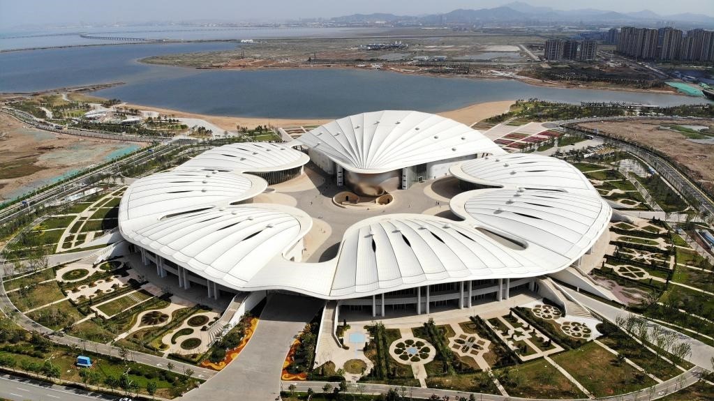位于中國(guó)－上海合作組織地方經(jīng)貿(mào)合作示范區(qū)的青島·上合之珠國(guó)際博覽中心。新華社記者 李紫恒 攝