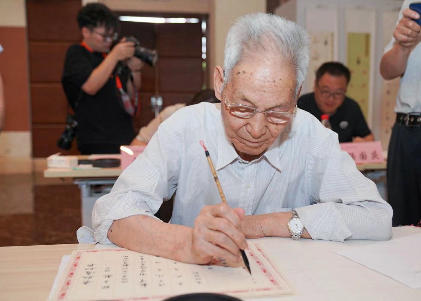 老教授們用毛筆書寫2023級新生錄取通知書。校方供圖